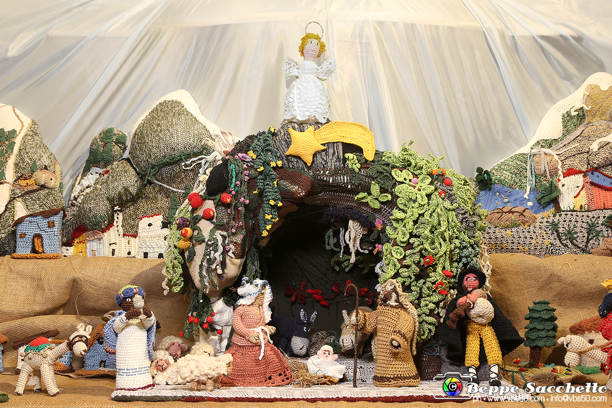 VBS_9250 - Presepio all'uncinetto Parrocchia SS. Cosma e Damiano.jpg